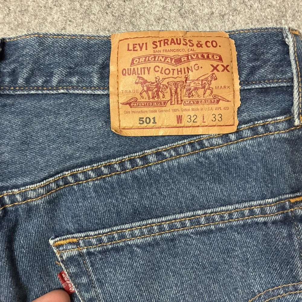 Vintage Y2K 90s Levis 501 Jeans Mens 30x32 Medium Wash Made in USA Button Fly